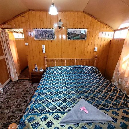 Tashkand Houseboat Сринагар Экстерьер фото