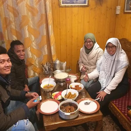 Tashkand Houseboat Сринагар Экстерьер фото