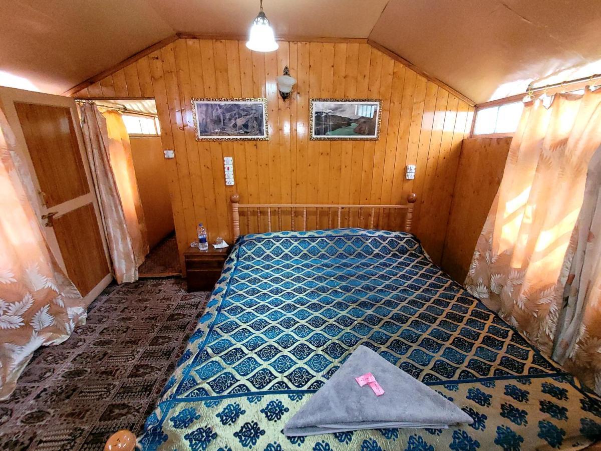 Tashkand Houseboat Сринагар Экстерьер фото