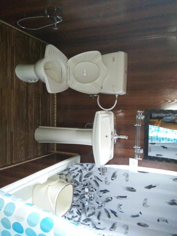 Tashkand Houseboat Сринагар Экстерьер фото